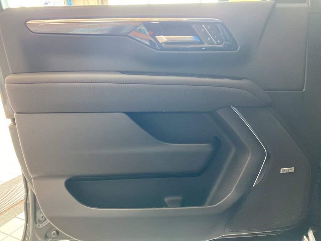2025 Chevrolet Suburban RST photo 14