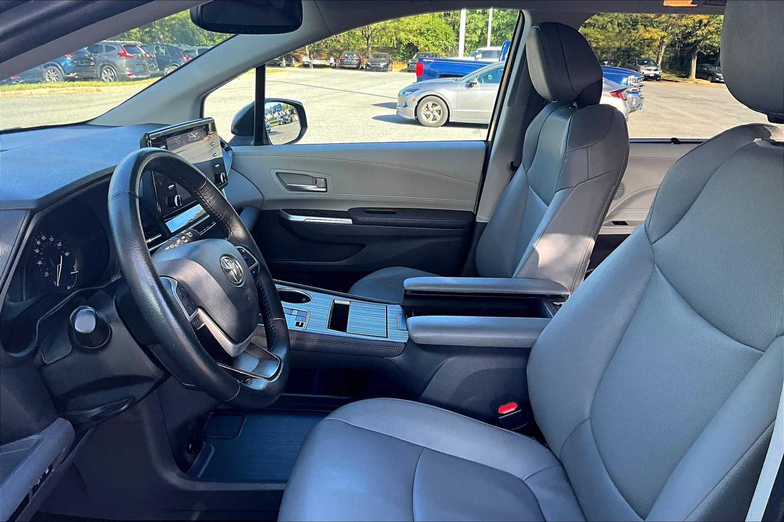 2024 Toyota Sienna XLE photo 7