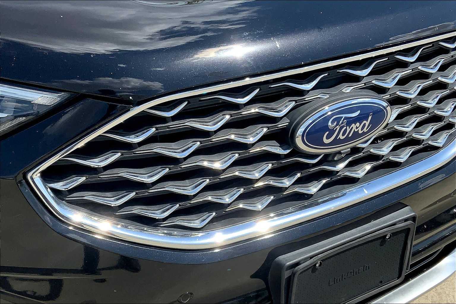 2020 Ford Edge Titanium photo 29