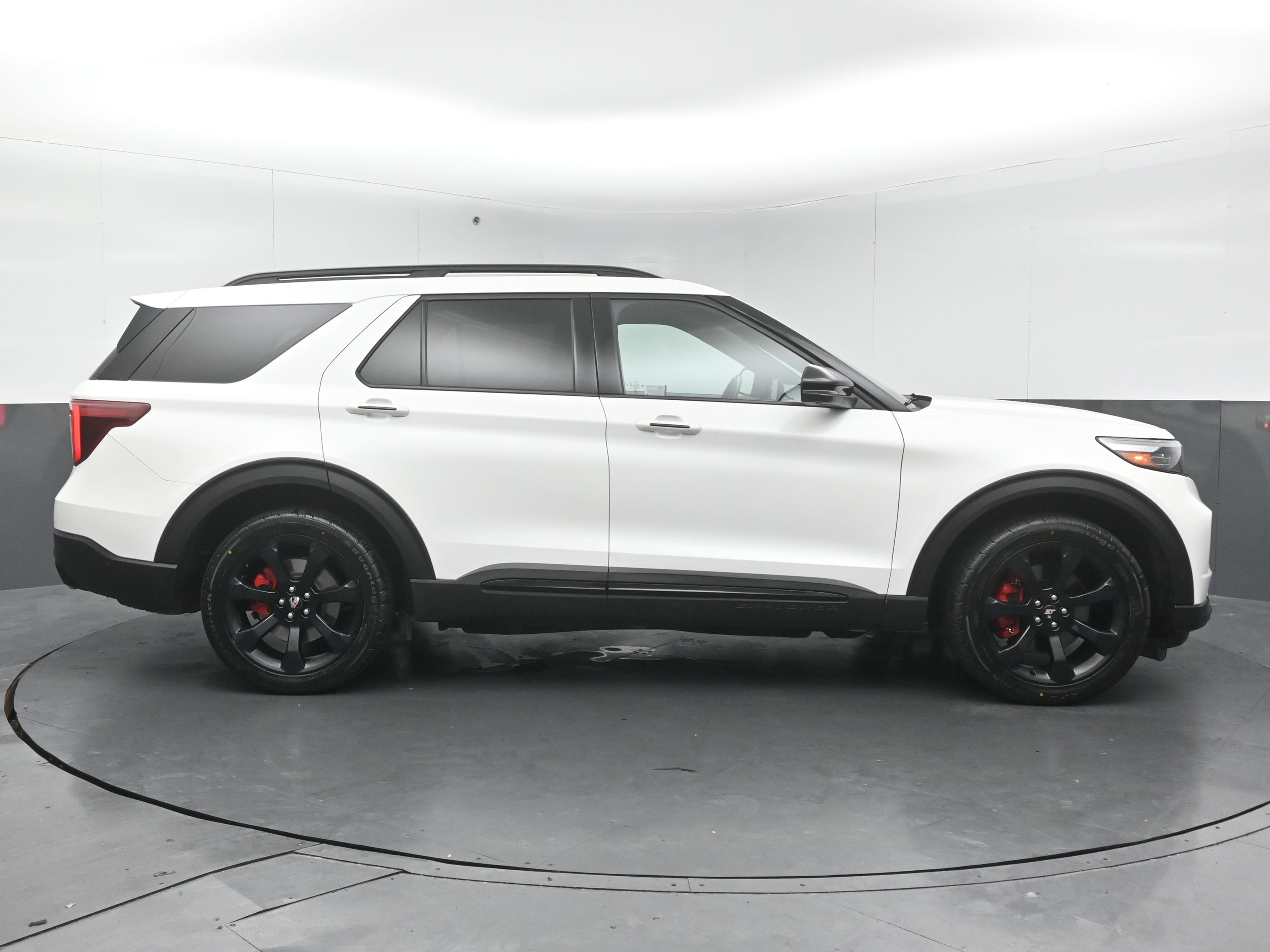 2022 Ford Explorer ST photo 4