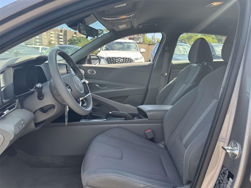 2023 Hyundai Elantra SE photo 16