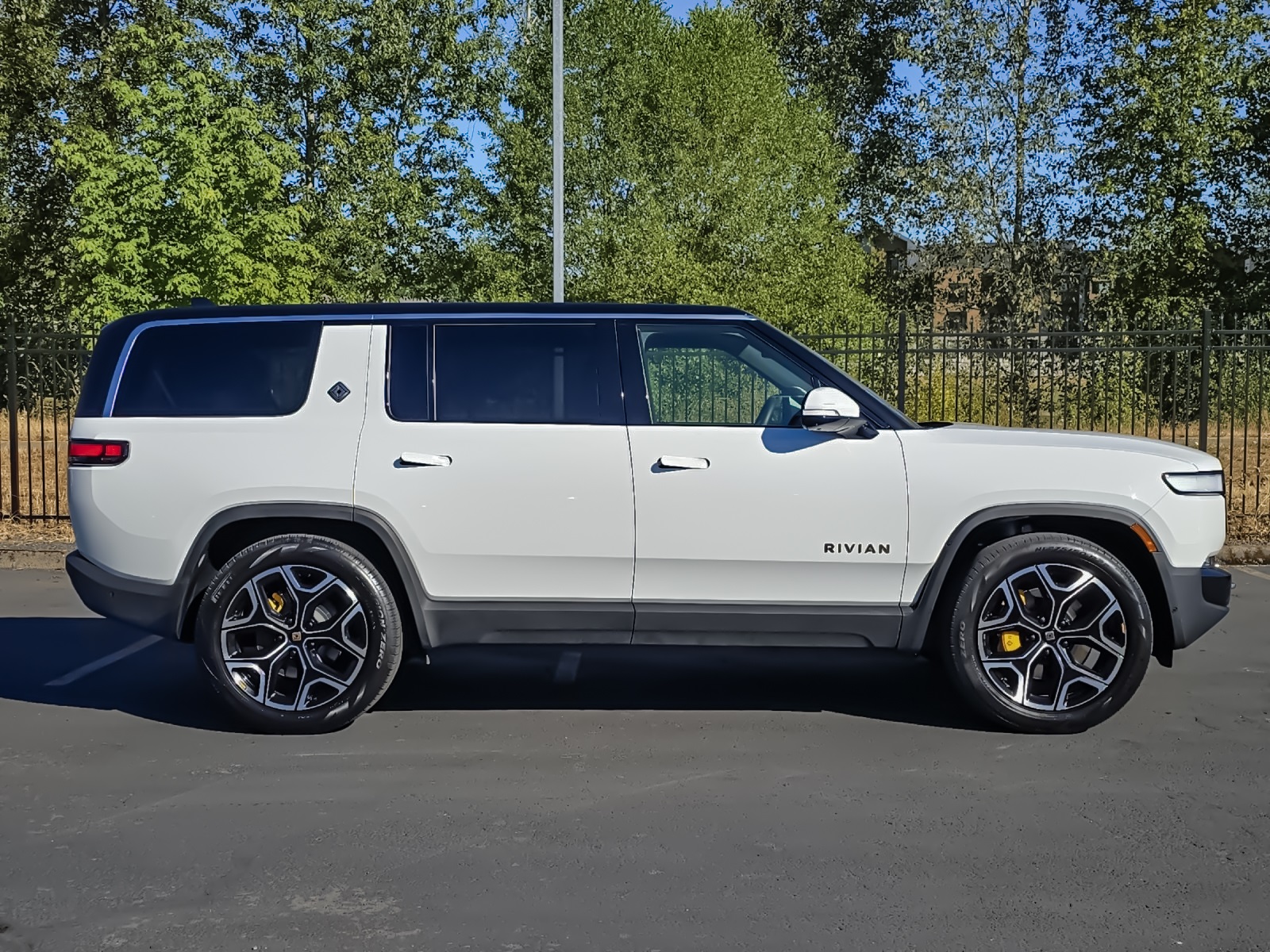 2023 Rivian R1S Adventure photo 2
