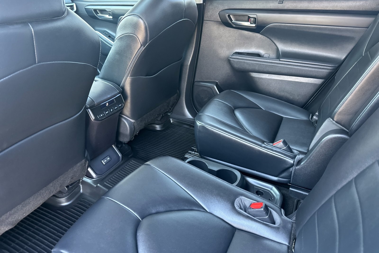 2023 Toyota Highlander XLE photo 8
