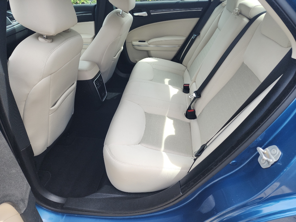 2020 Chrysler 300 Touring photo 12