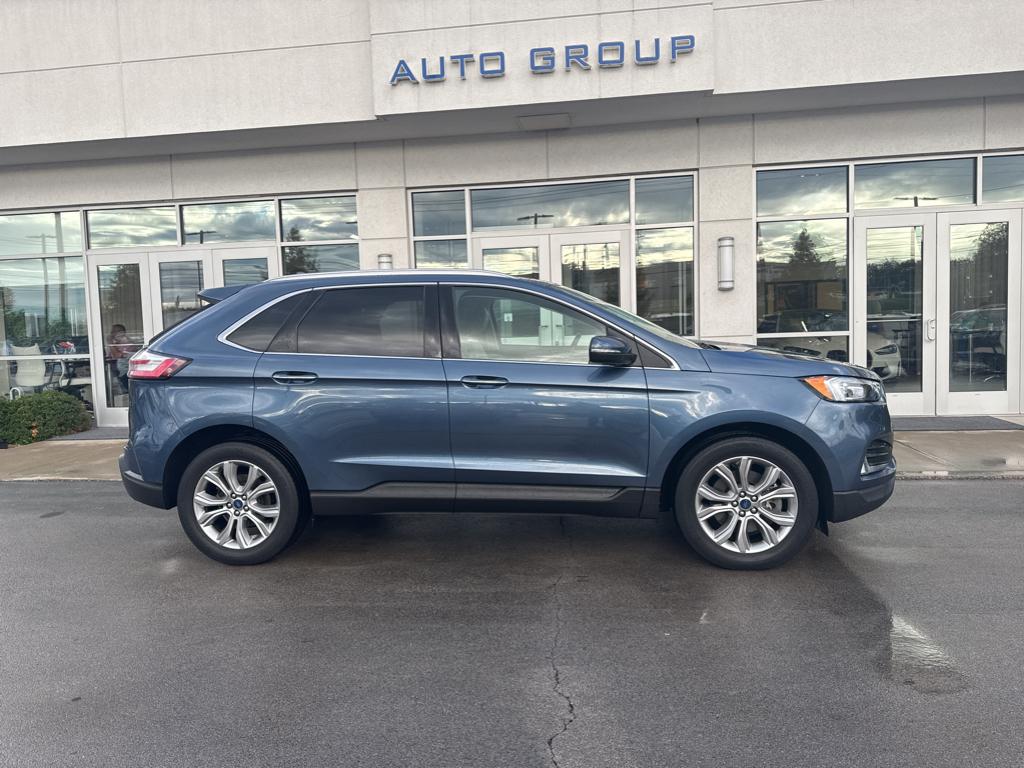 2019 Ford Edge Titanium photo 2