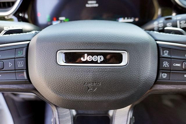 New 2023 Bright White Clear-Coat Exterior Paint Jeep 4xe image 40