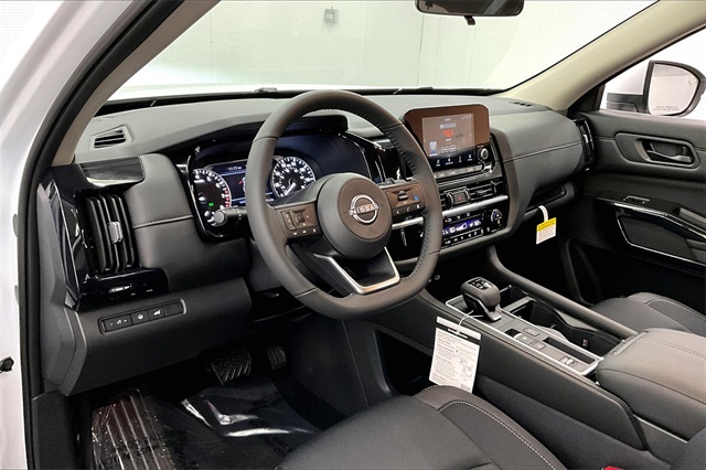 2025 Nissan Pathfinder SV photo 6