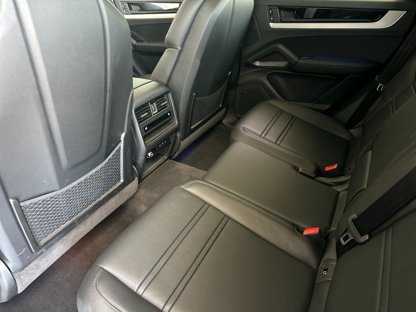 2025 Porsche Cayenne S photo 10