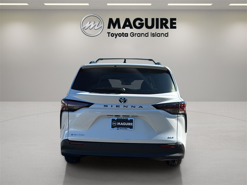 2025 Toyota Sienna XLE photo 5