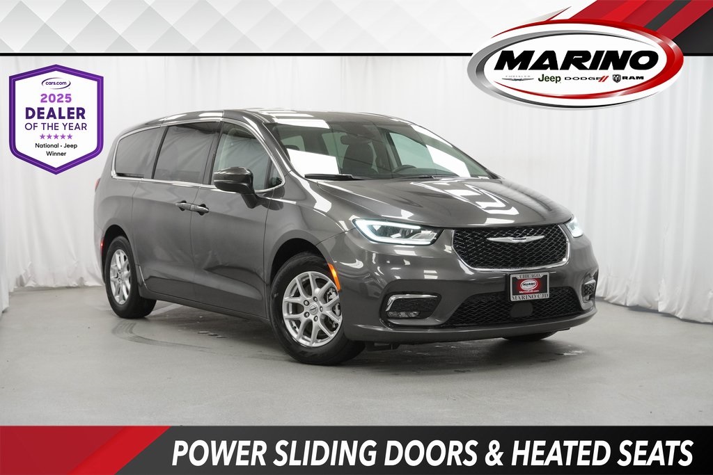 2023 Chrysler Pacifica Touring L's photo