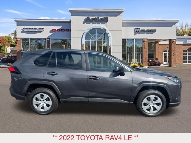 2022 Toyota RAV4 LE photo 4