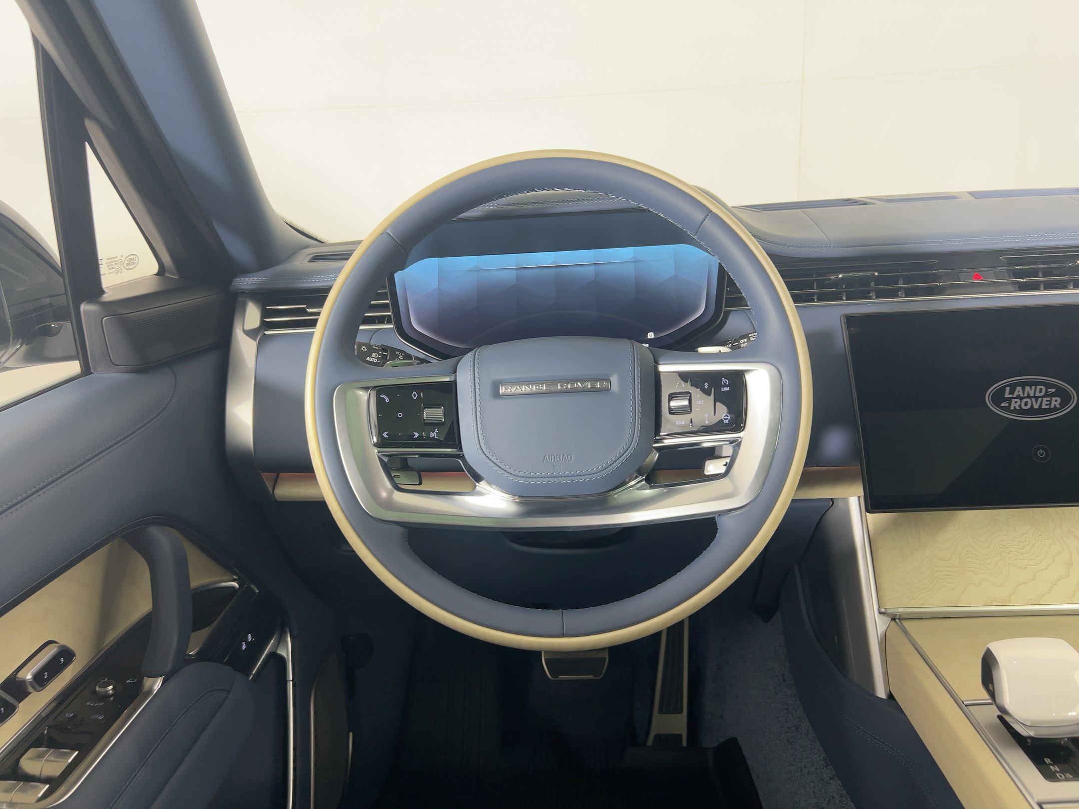 2025 Land Rover Range Rover SV photo 4