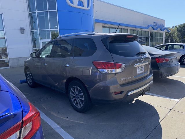 2014 Nissan Pathfinder SV photo 4