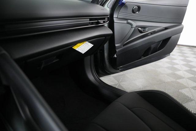2025 Hyundai Elantra SEL Sport photo 13