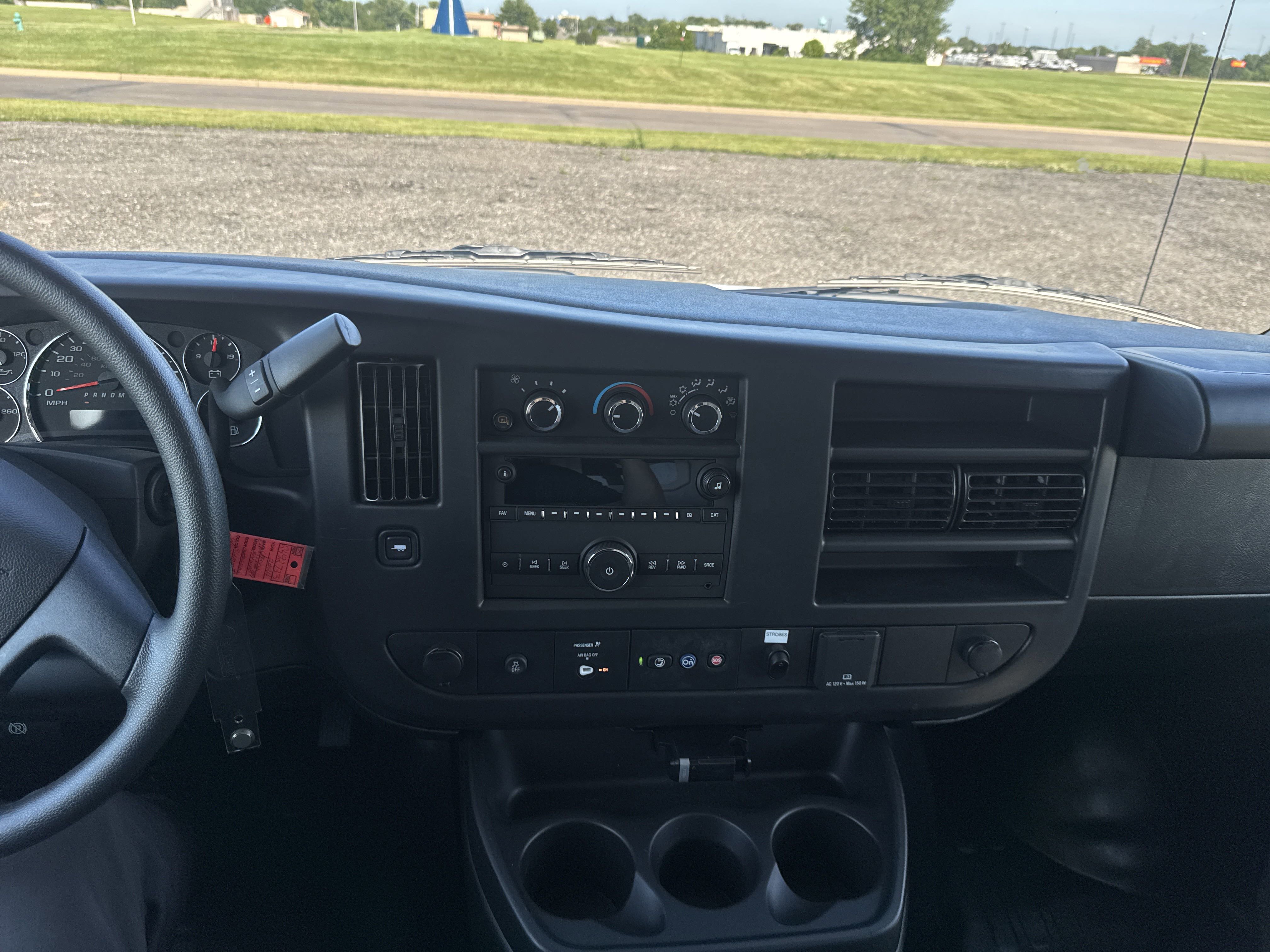 2024 Chevrolet Express Cutaway 3500 photo 5