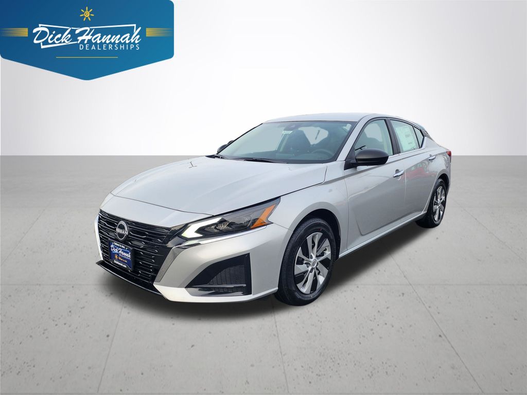 2025 Nissan Altima S's photo