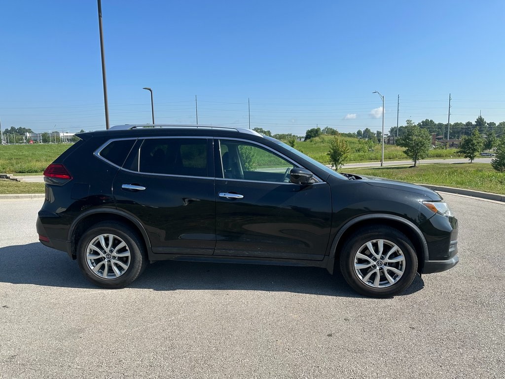 2017 Nissan Rogue SV photo 4