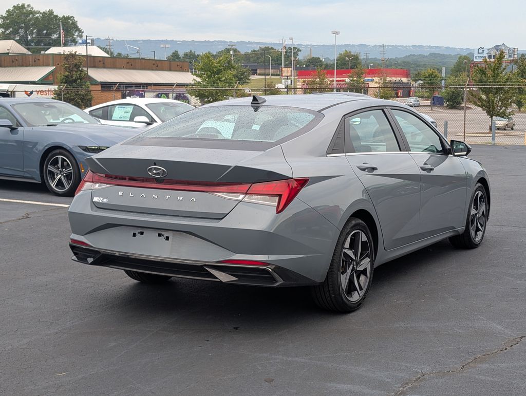 2022 Hyundai Elantra SEL photo 4