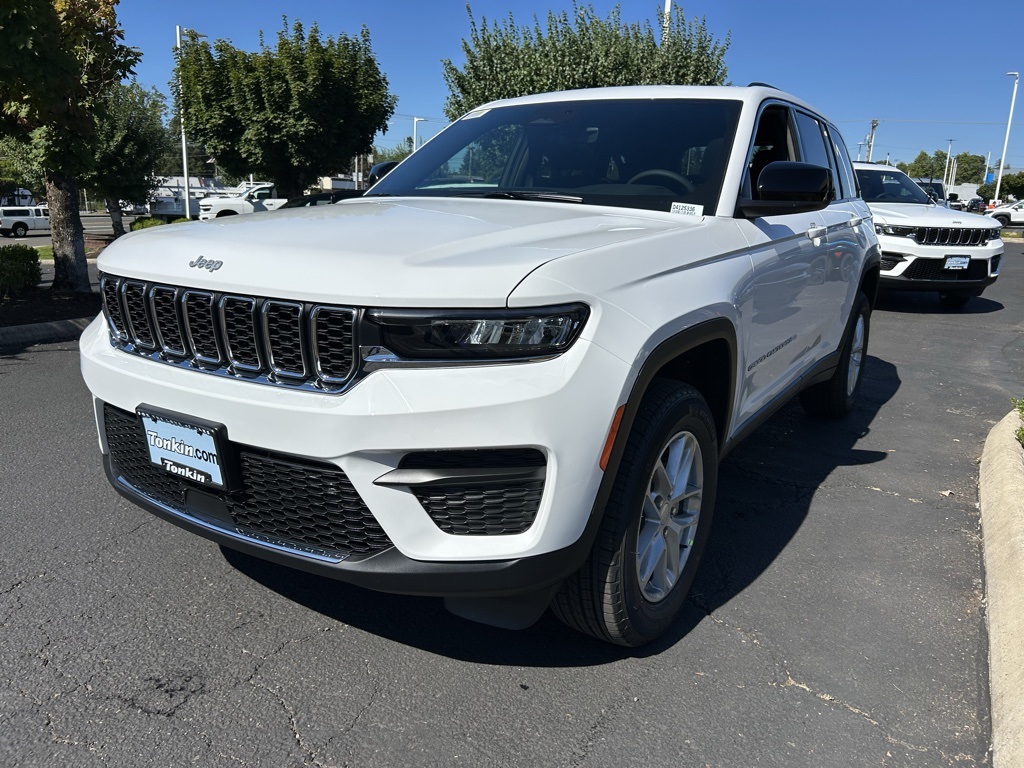 2025 Jeep Grand Cherokee Laredo X photo 3