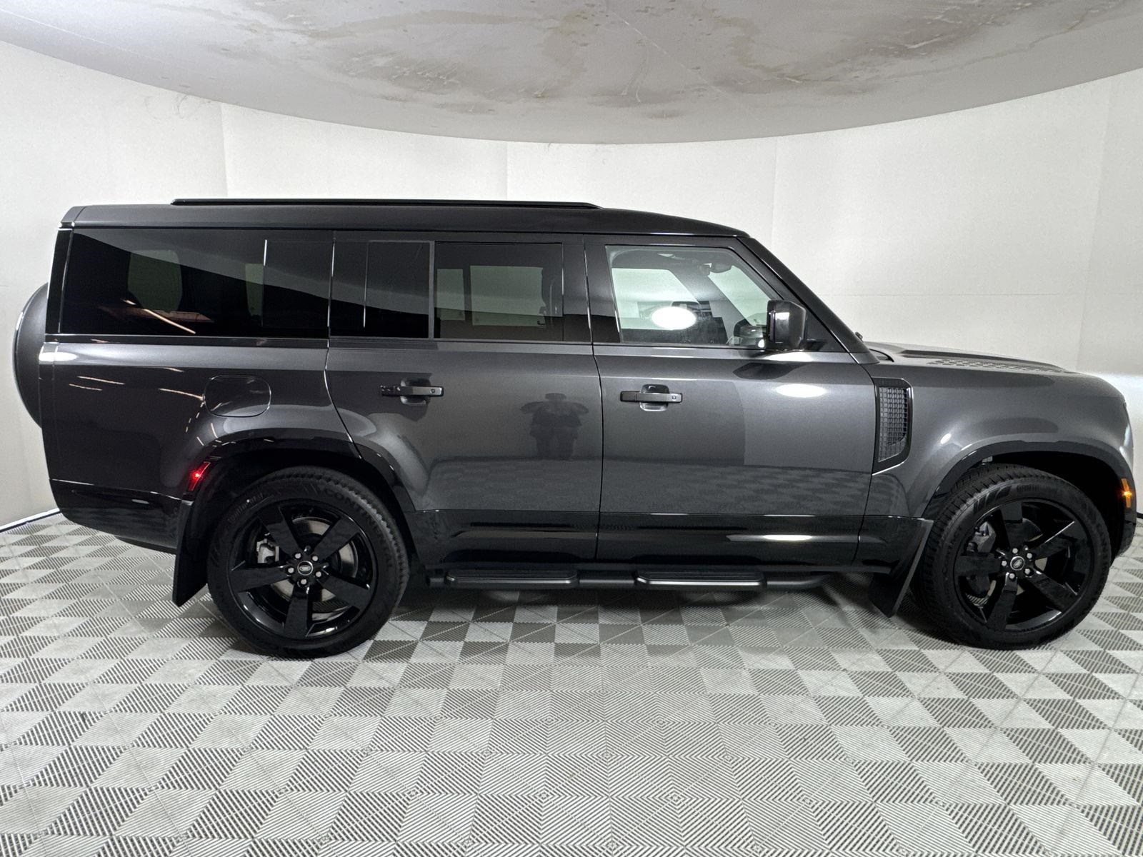 2025 Land Rover Defender 130 X-Dynamic SE photo 6