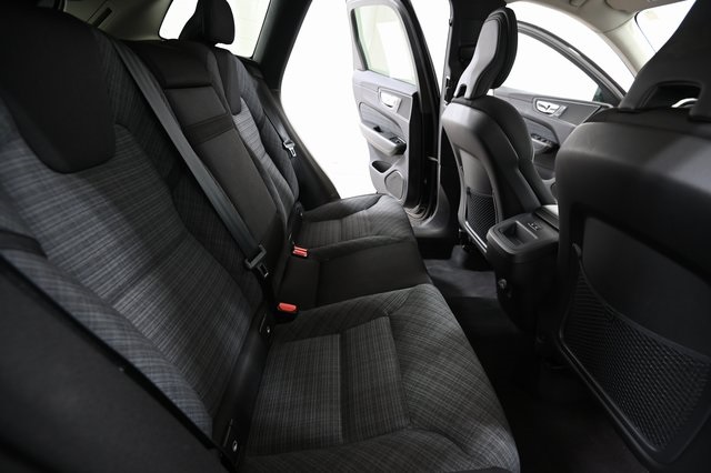 2022 Volvo XC60 B5 Momentum photo 17