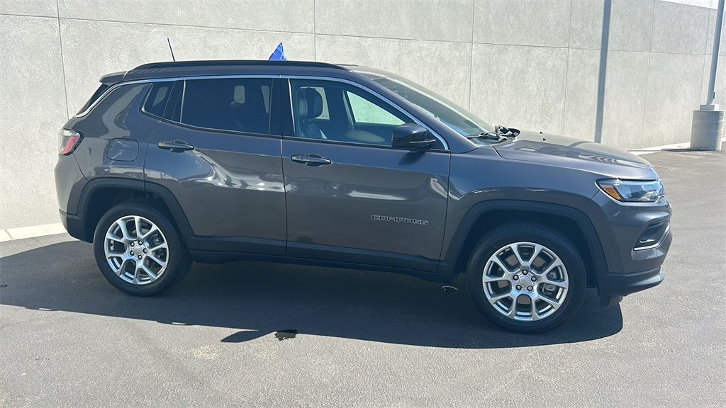 2023 Jeep Compass Latitude Lux photo 3