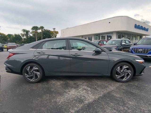2025 Hyundai Elantra Limited photo 3