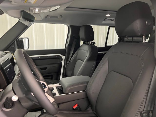 2025 Land Rover Defender 110 S photo 4