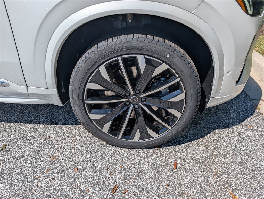 2025 Volvo XC90 T8 Plus photo 2