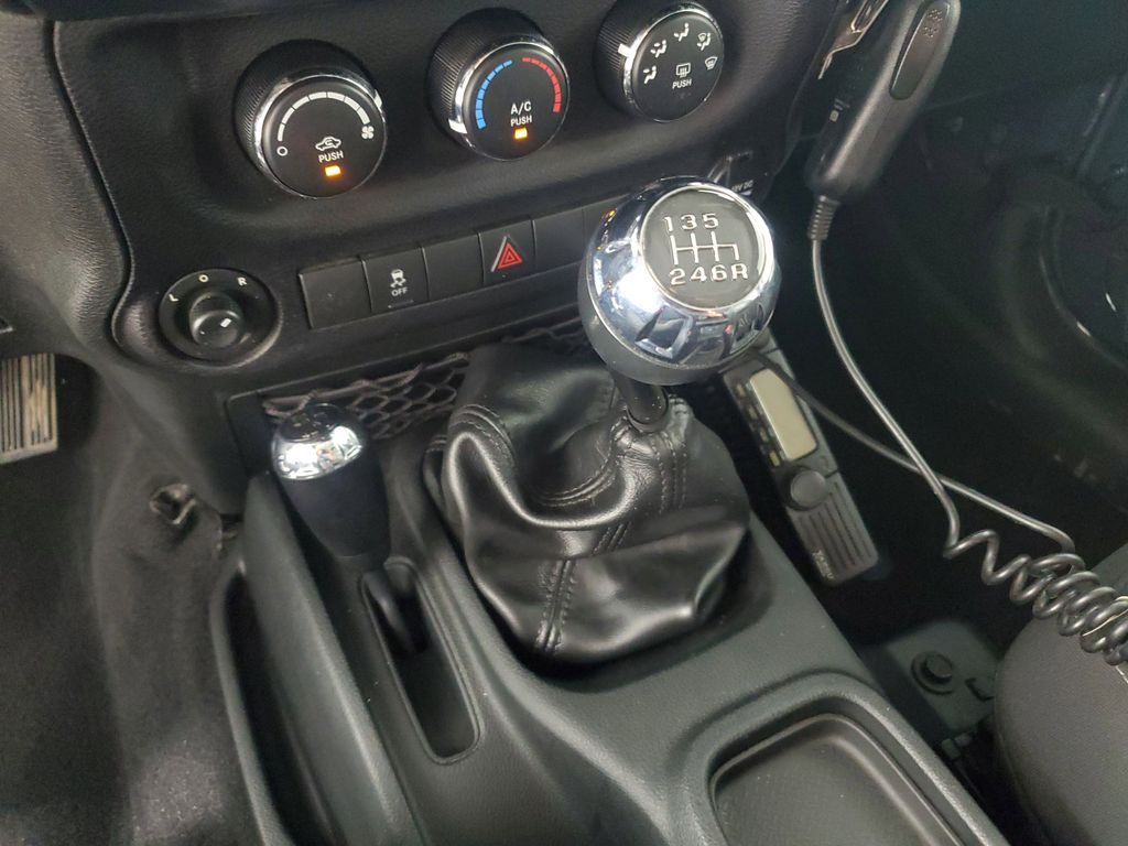 2016 Jeep Wrangler Unlimited Rubicon photo 18