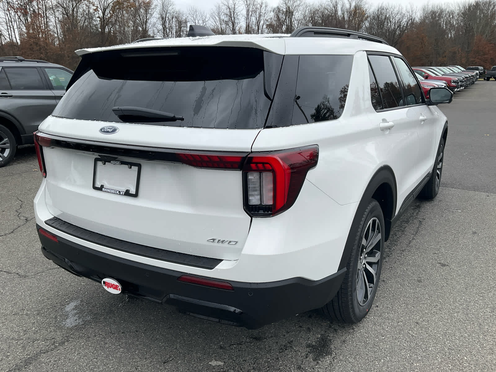 2026 Ford Explorer ST-Line photo 2