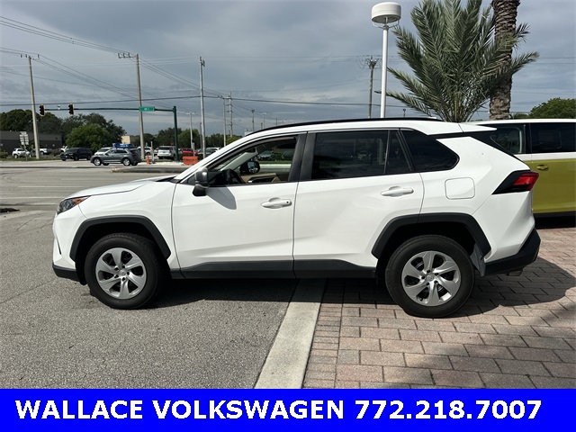 2019 Toyota RAV4 LE photo 4