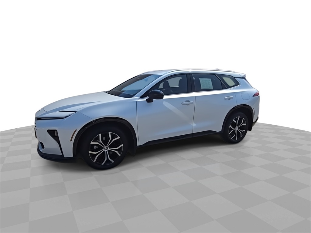 2025 Toyota Crown Signia XLE photo 4