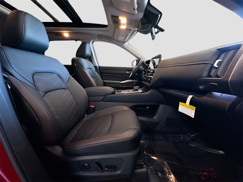 2025 Nissan Pathfinder Platinum photo 9