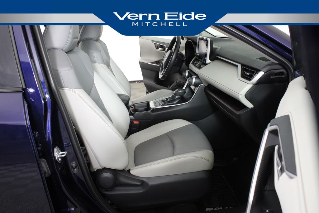 2019 Toyota RAV4 Hybrid Limited photo 2