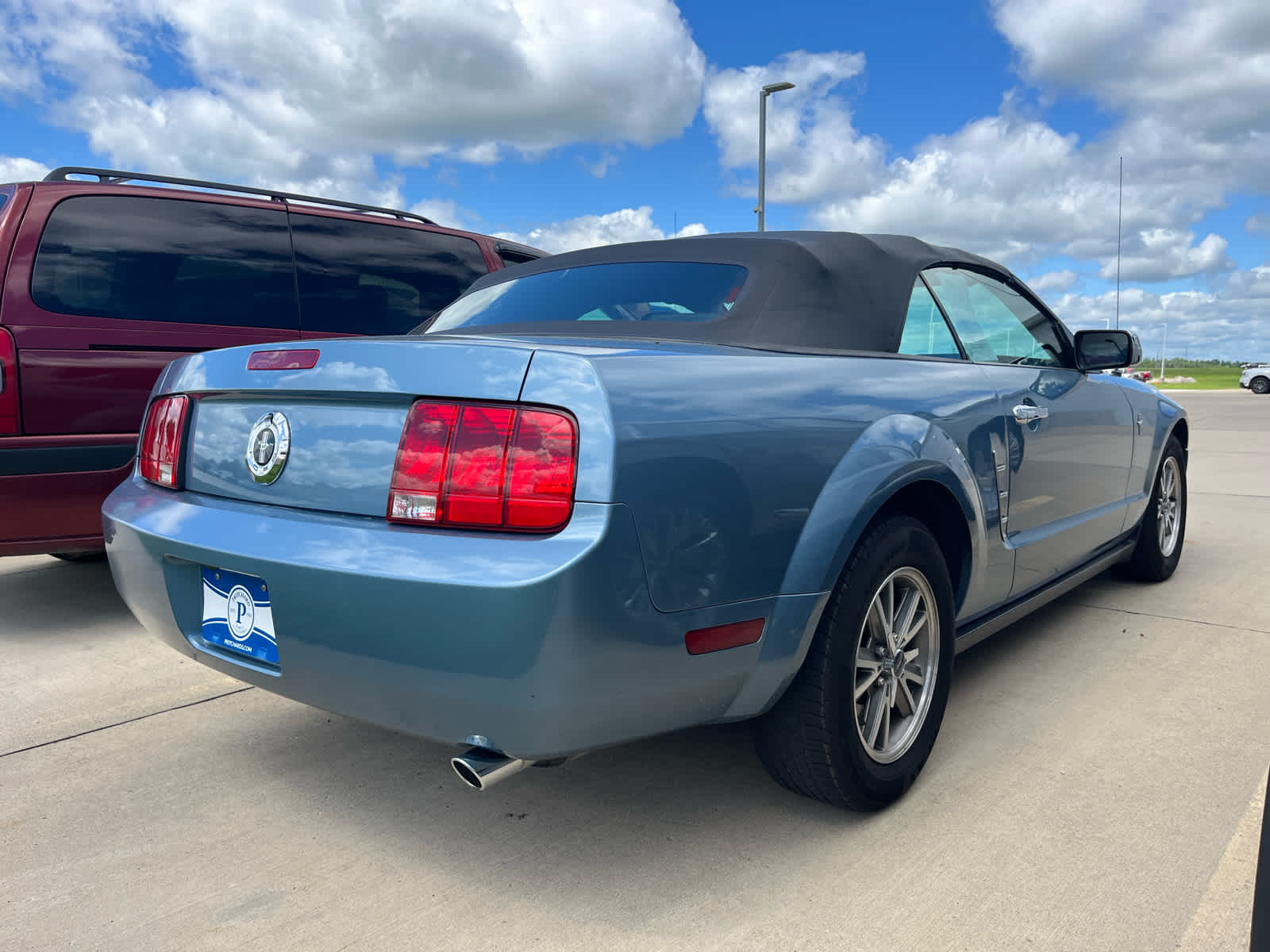 2005 Ford Mustang Deluxe photo 4