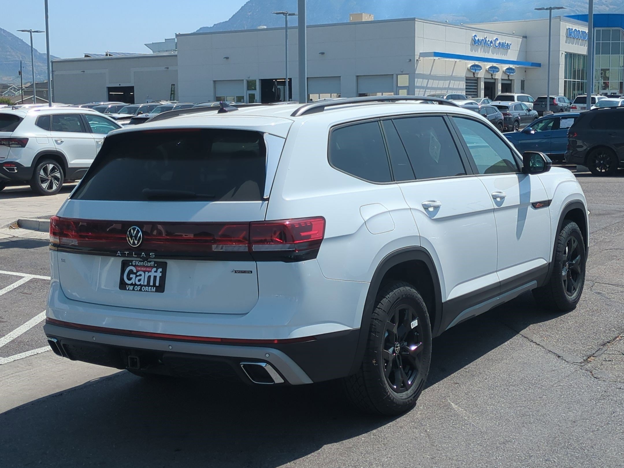 2025 Volkswagen Atlas Peak Edition SE photo 2