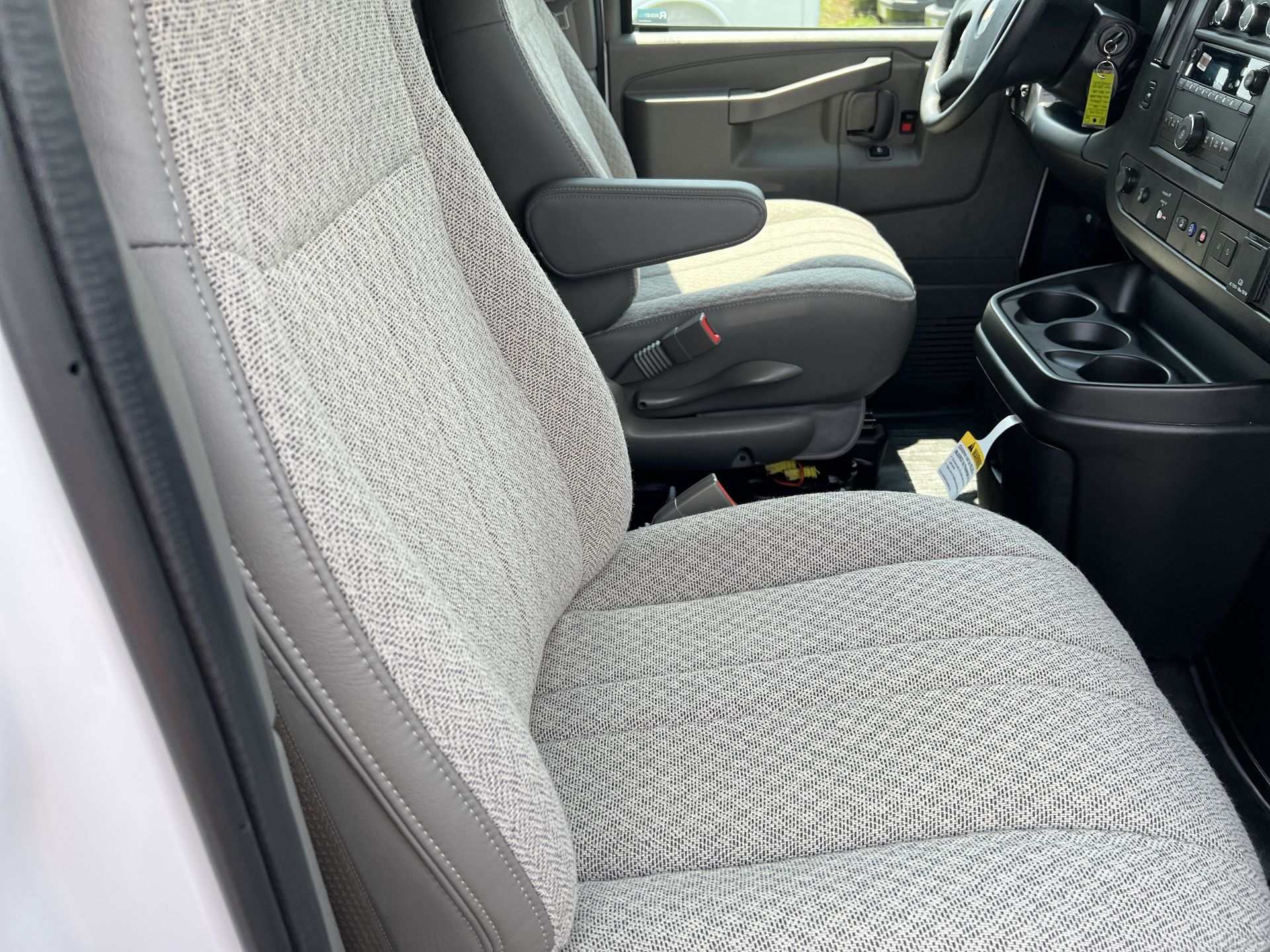 2025 Chevrolet Express Cargo 3500 photo 8