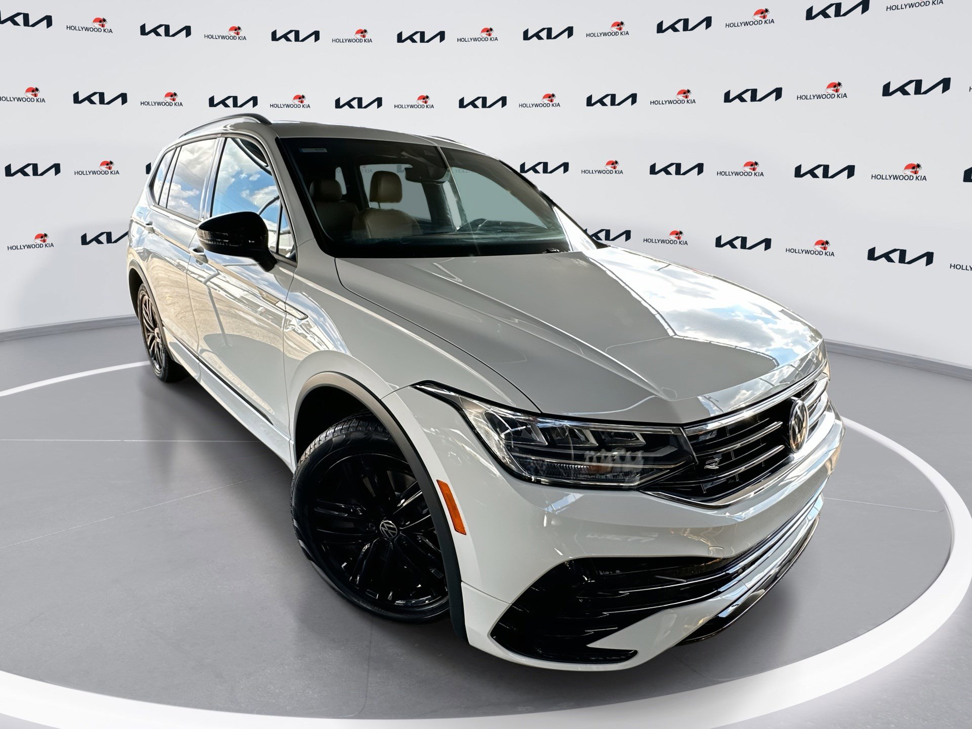 2022 Volkswagen Tiguan SE R-LINE BLACK's photo