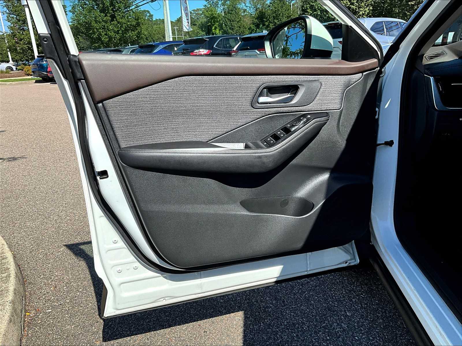 2022 Nissan Rogue SV photo 8