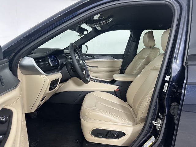 2024 Jeep Grand Cherokee Limited photo 2