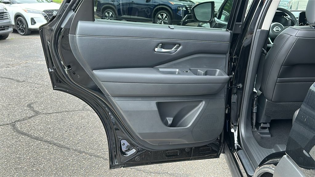2025 Nissan Pathfinder SL photo 24