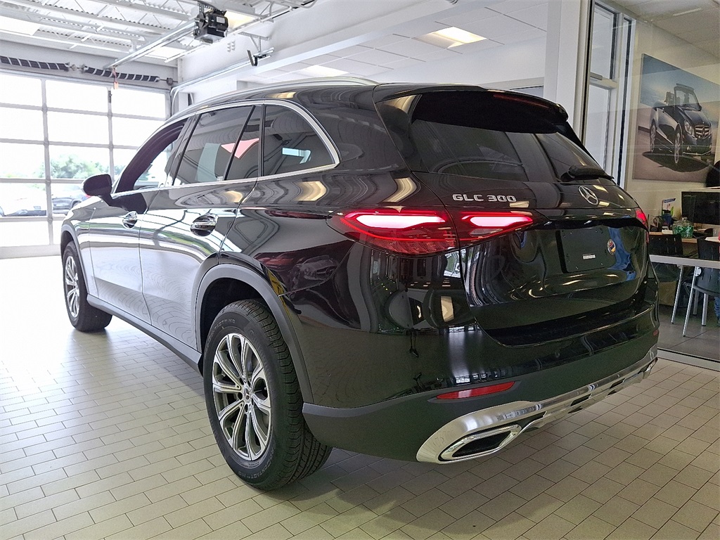 2025 Mercedes Benz GLC 300 4MATIC photo 3