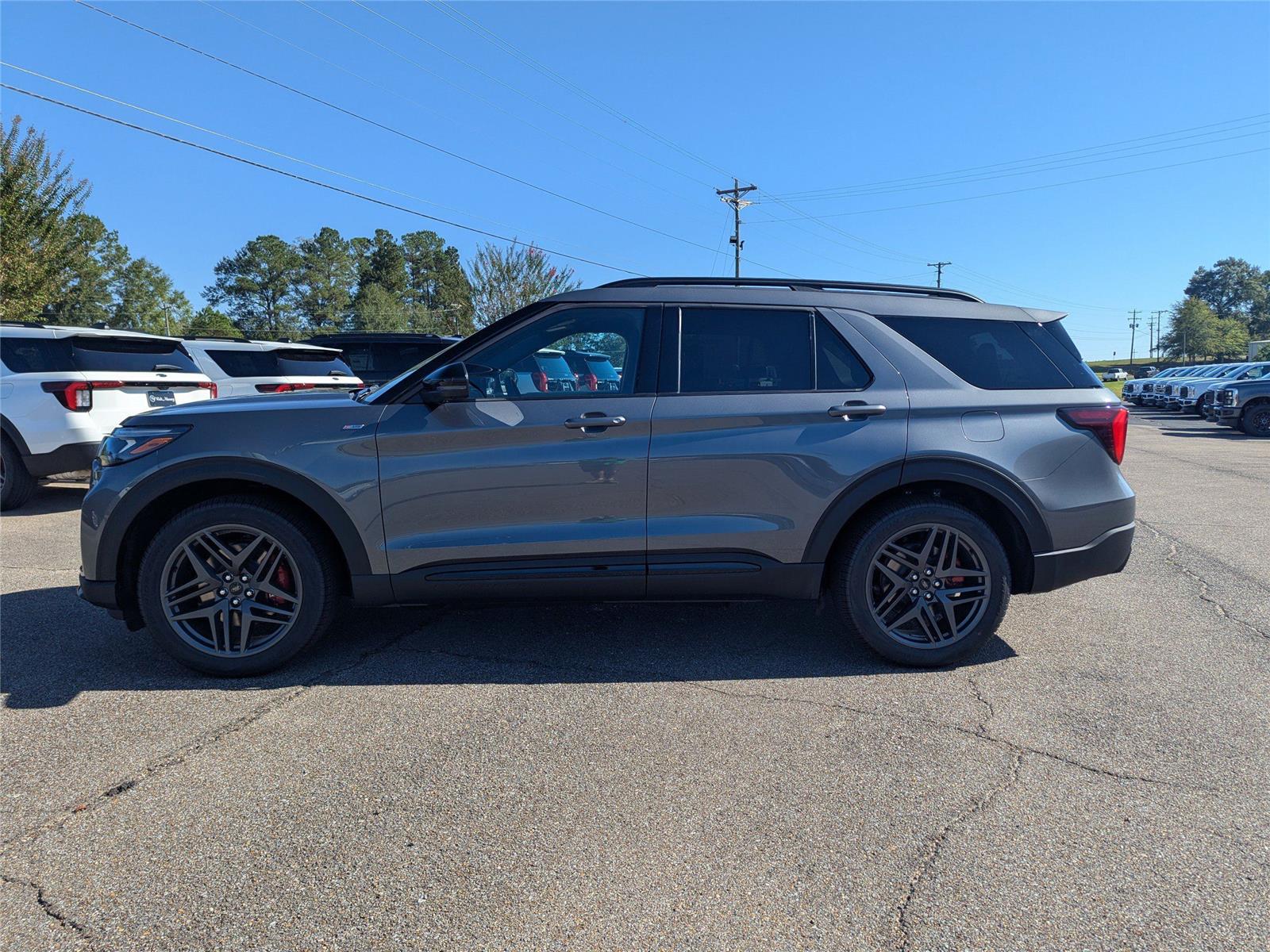 2025 Ford Explorer ST-Line photo 2