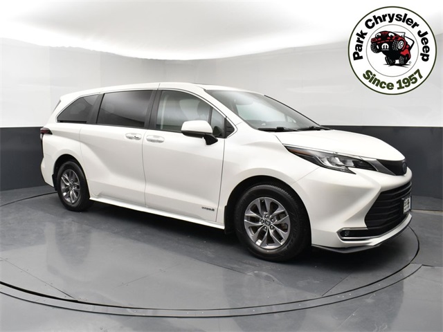 2021 Toyota Sienna XLE's photo