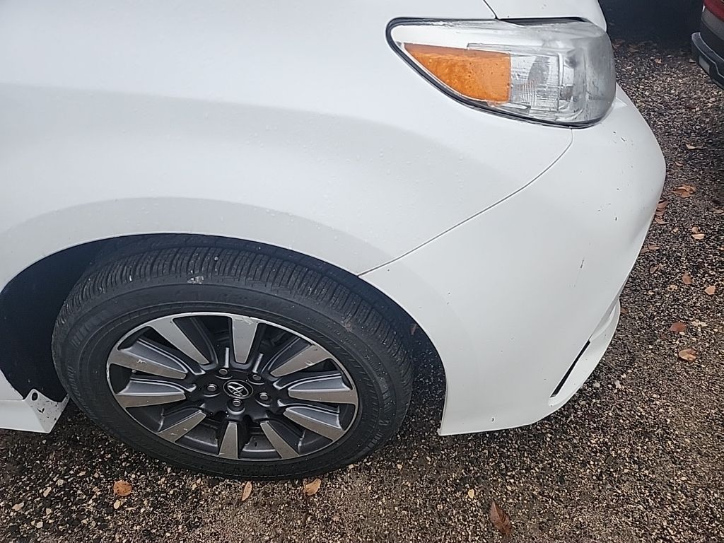 2019 Toyota Sienna LE photo 2