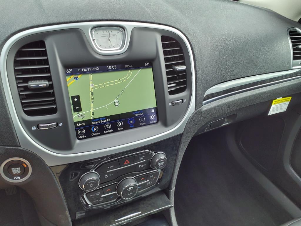 2023 Chrysler 300 Touring L photo 7