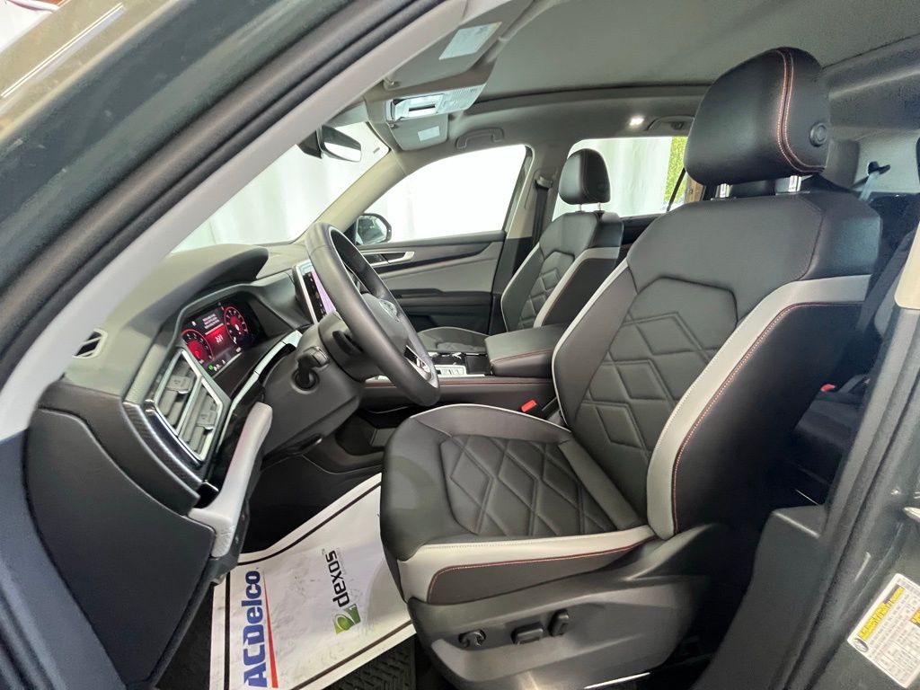2025 Volkswagen Atlas Peak Edition SE photo 9