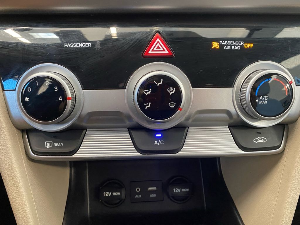 2019 Hyundai Elantra SE photo 22