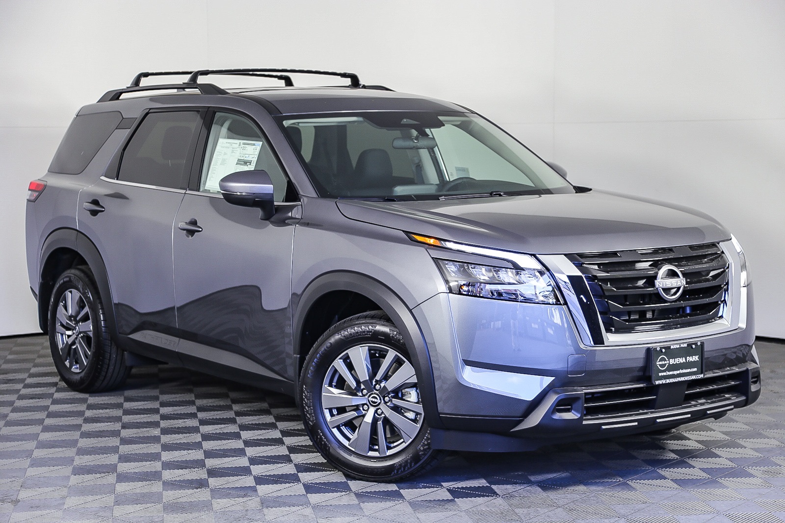 2025 Nissan Pathfinder SV's photo